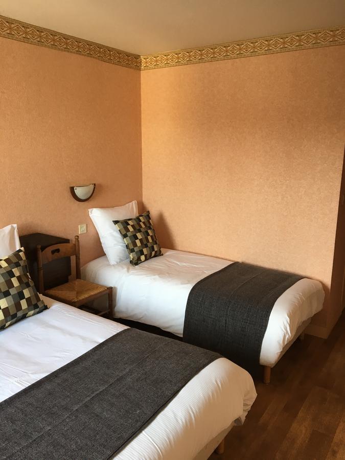 Hotel Le Dauphin Saint-Denis-de lʼHôtel Exteriör bild
