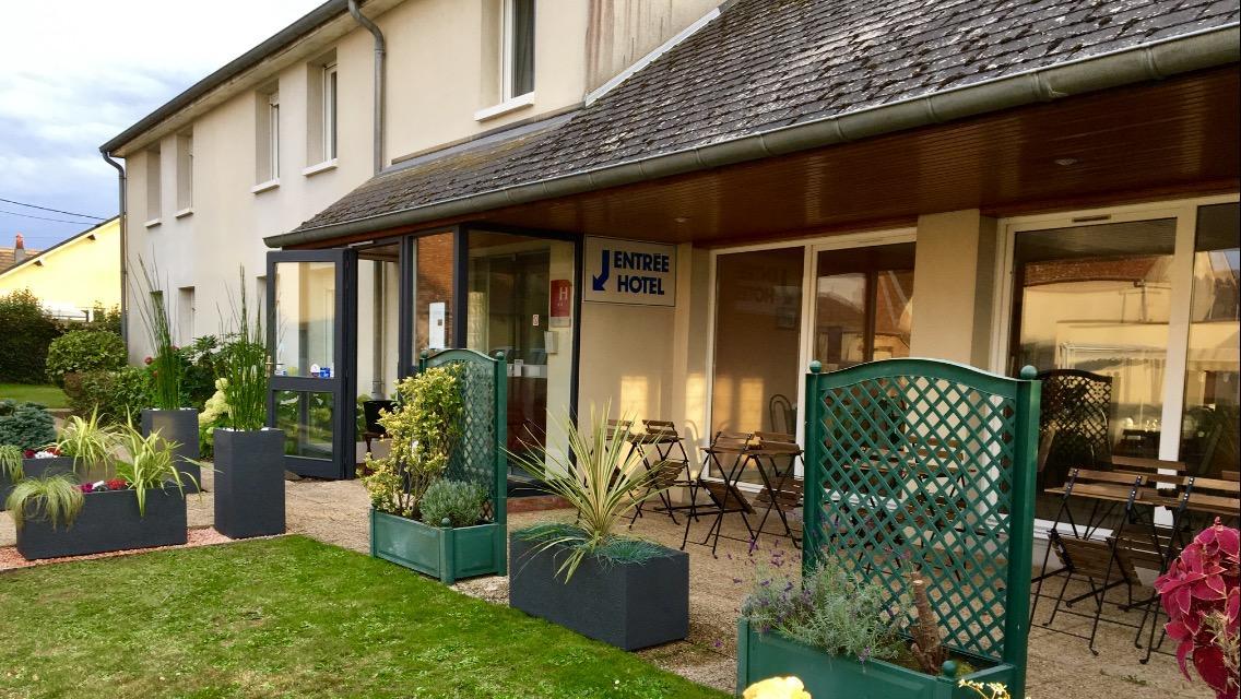 Hotel Le Dauphin Saint-Denis-de lʼHôtel Exteriör bild