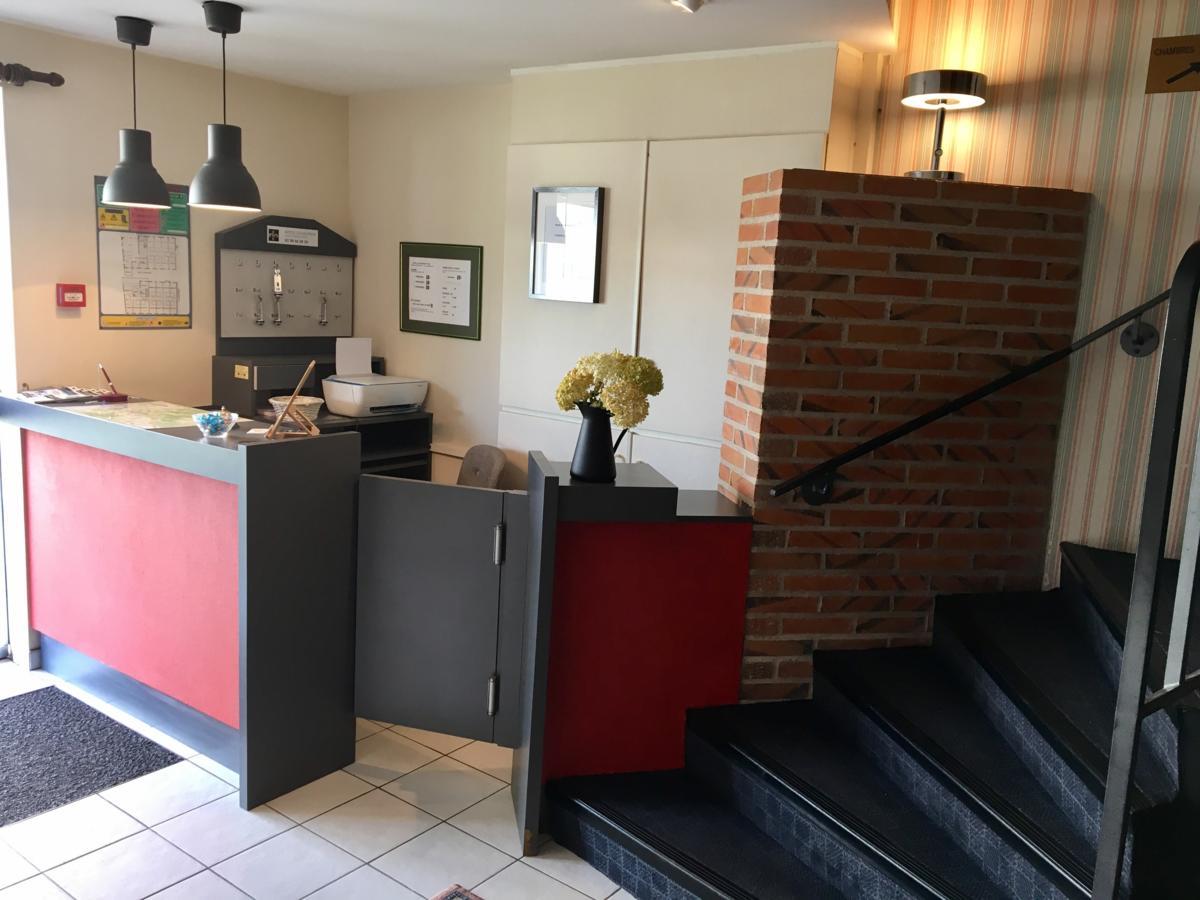 Hotel Le Dauphin Saint-Denis-de lʼHôtel Exteriör bild